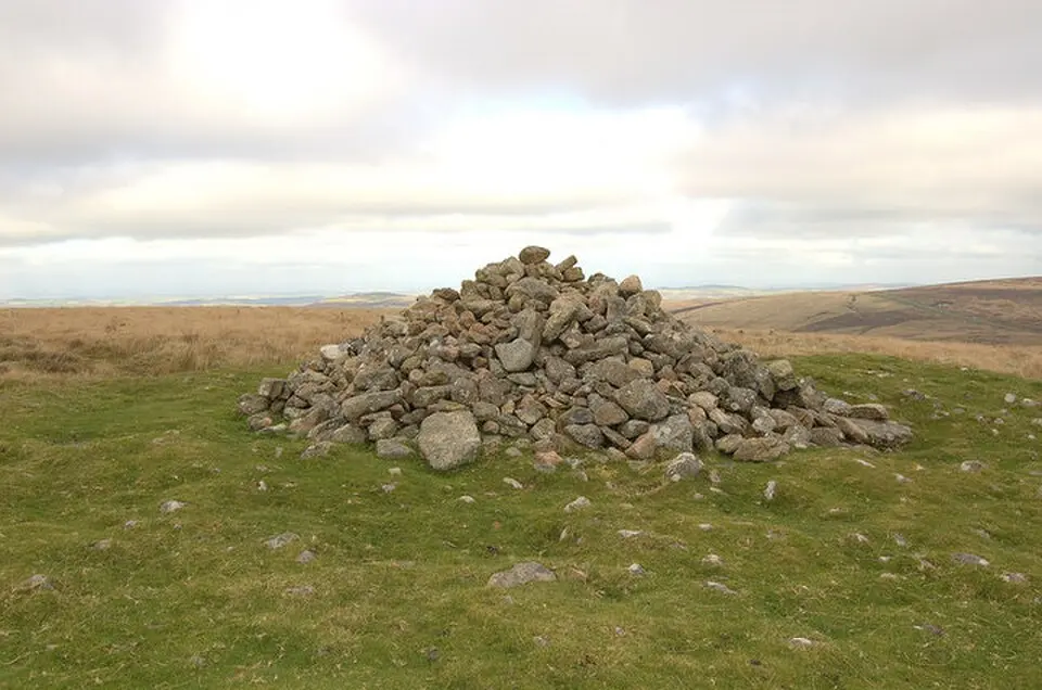 Obrázok: Andrew Hackney · CC BY-SA 2.0 Two cairns on the summit of Water Hill 450m north west of Warren House Inn