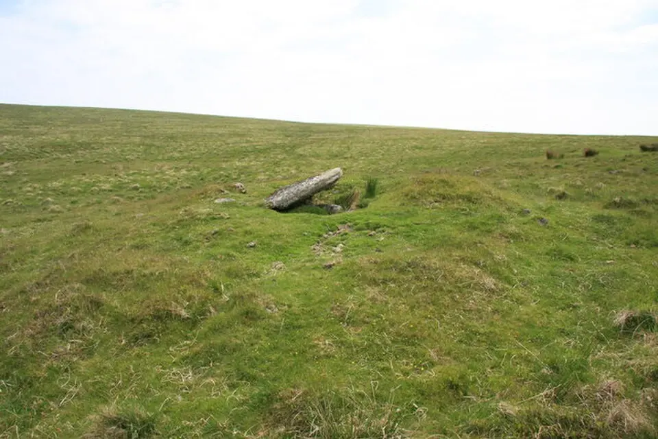 Slika: Guy Wareham · CC BY-SA 2.0 Platform cairn and cist 80m south east of Calveslake Tor