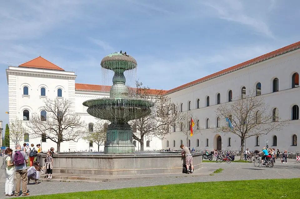 Bild: Diego Delso · CC BY-SA 3.0 Ludwig-Maximilians-Universität München