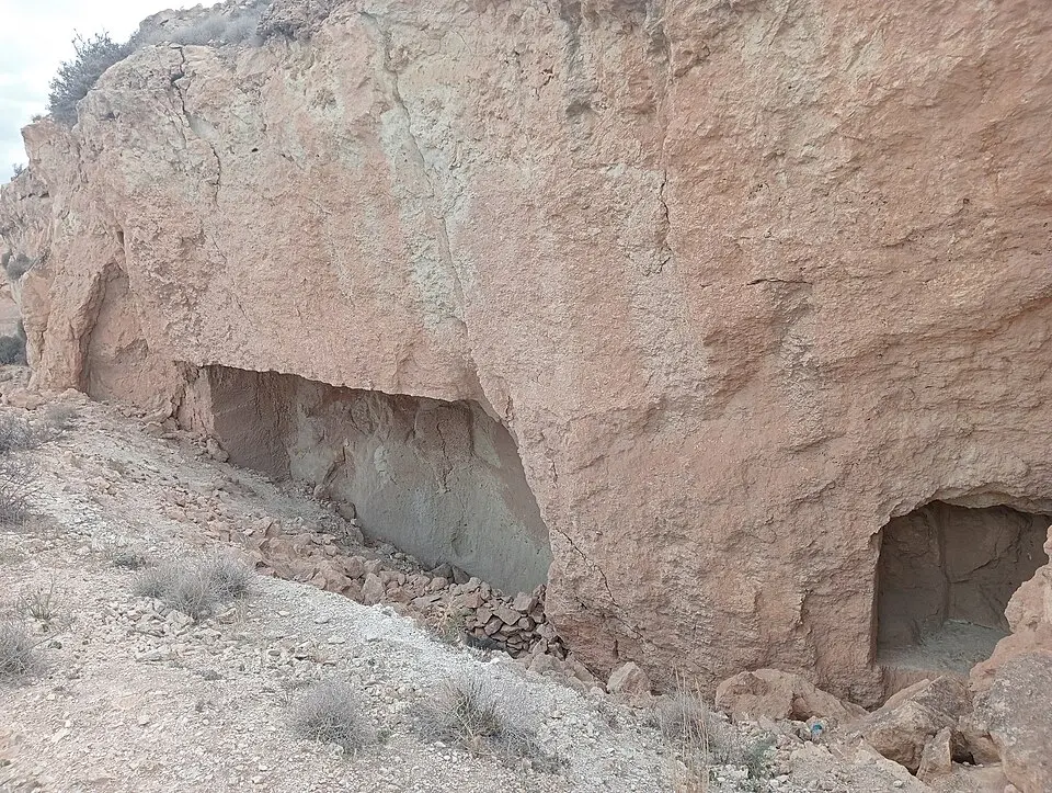 Canteras y Cantera-cueva ladera sur Loma de San Cristóbal