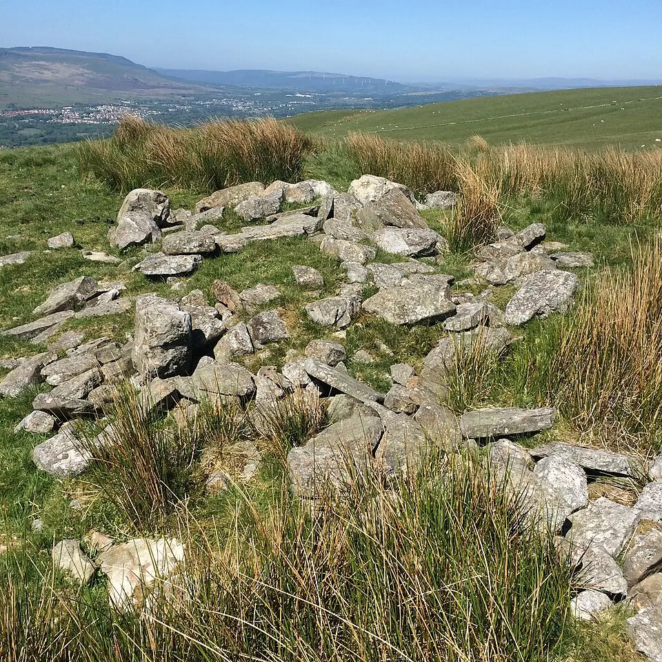 Carn Pentyle-Hir & Adjacent Round Cairn