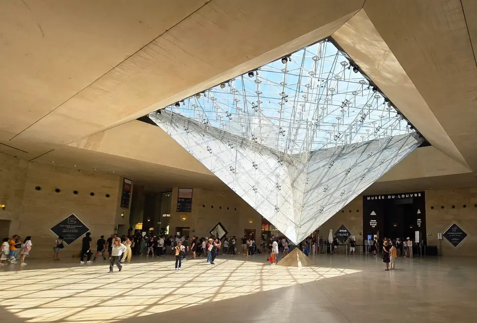 Pyramide inversée du Louvre