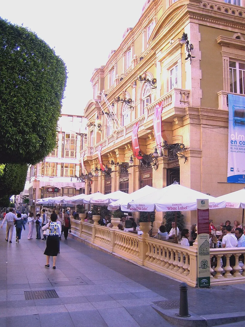 Edificio del Círculo Mercantil e Industrial y Teatro Cervantes