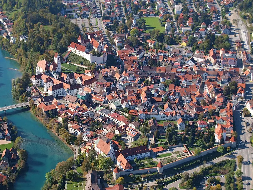 Obrázok: Wolkenkratzer · CC BY-SA 3.0 Füssen