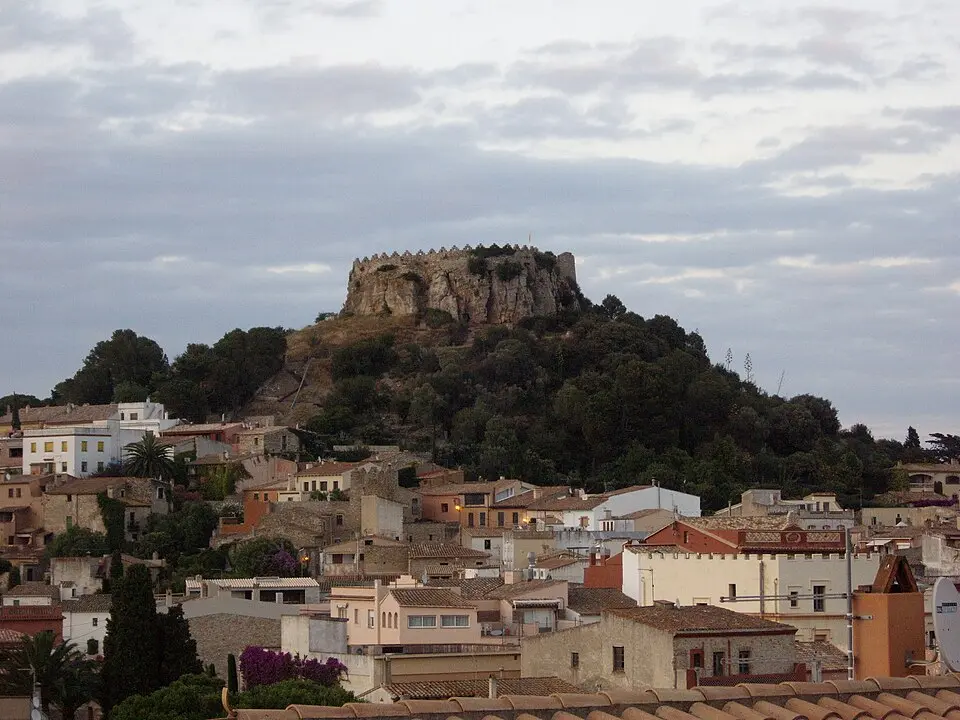 Obrázek: CésarOP · CC BY-SA 3.0 ES Montículo y Ruinas del Castillo de Bagur