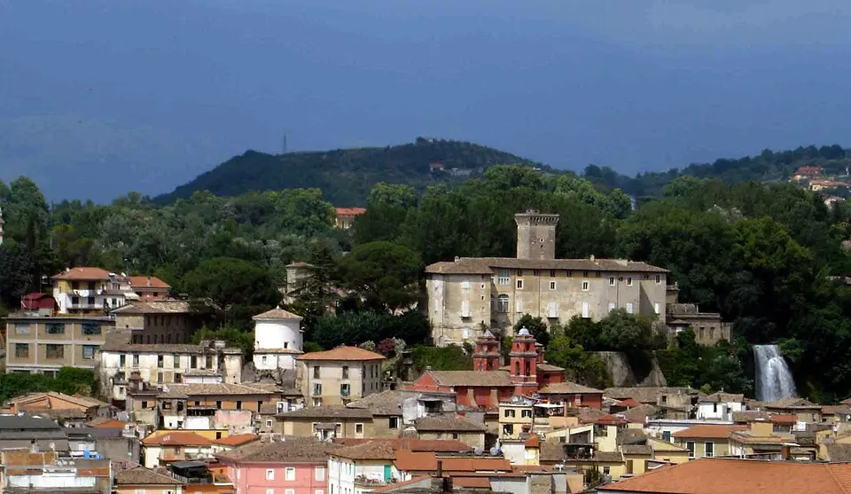 Obrázok: Wento · CC BY 2.5 castello Boncompagni - Viscogliosi