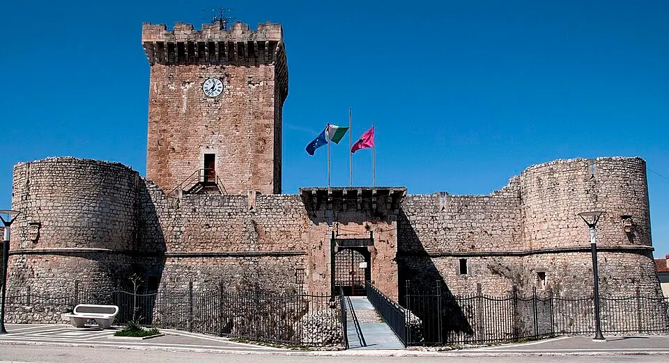 château Piccolomini