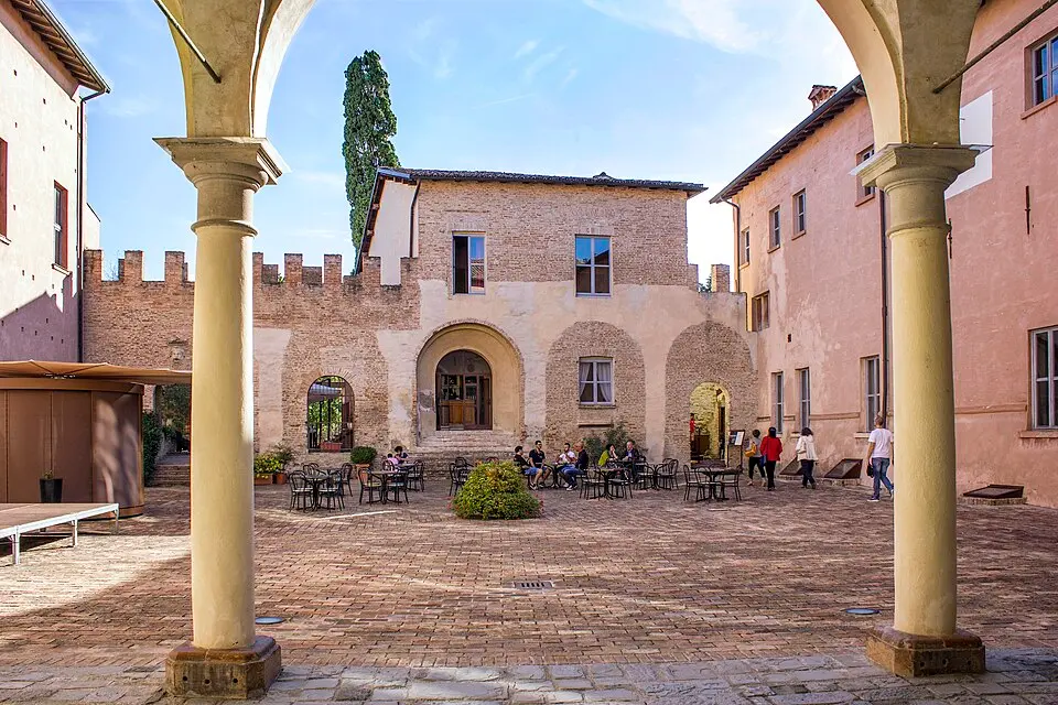 Obrázok: Ovikovi · CC BY-SA 4.0 castello di Spezzano