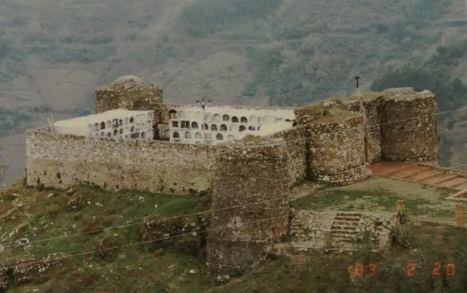 Castillo y Cementerio
