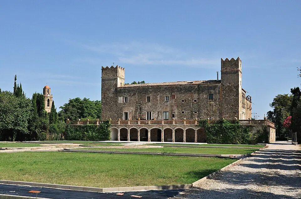 Image: Alberto-g-rovi · CC BY-SA 3.0 ES Castillo del Albergue Can Caramany)''
