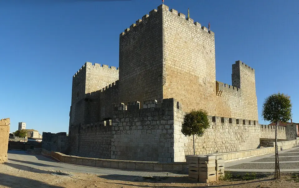 Image: Rowanwindwhistler · CC BY-SA 3.0 Castillo de Encinas de Esgueva