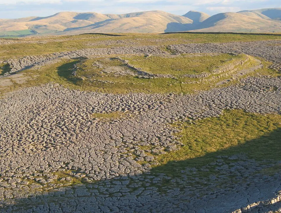 Obrázek: Simon Ledingham · CC BY-SA 2.0 Castle Folds Romano-British defended stone hut circle settlement and medieval shieling