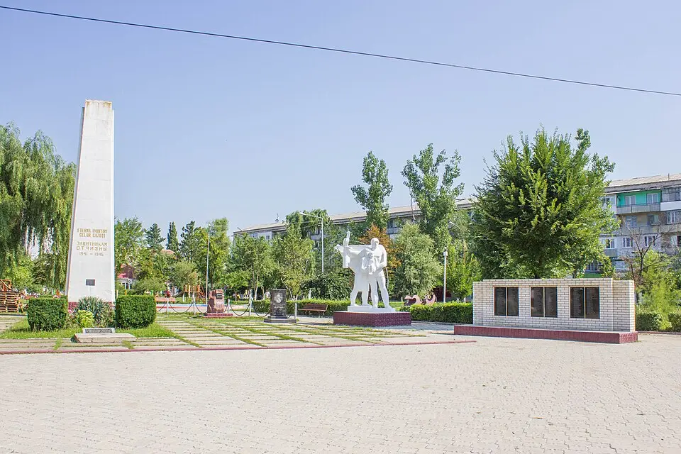 Monument la mormântul comun al 86 ostași căzuți în 1944