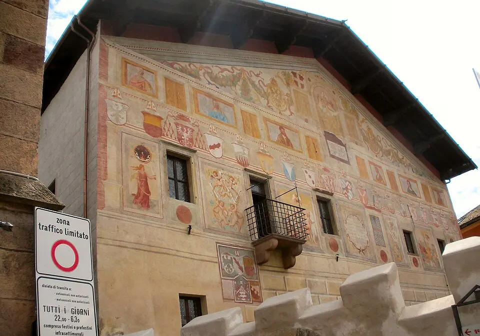 Obrázok: Original uploaded by Bbruno (Transfered by Akela3) · Public domain Palazzo della Magnifica Comunità di Fiemme