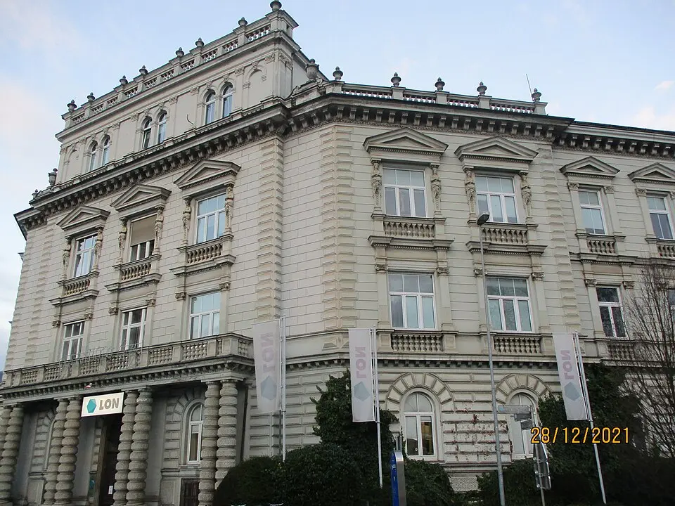 Palača Krekov trg 6, 7, 8