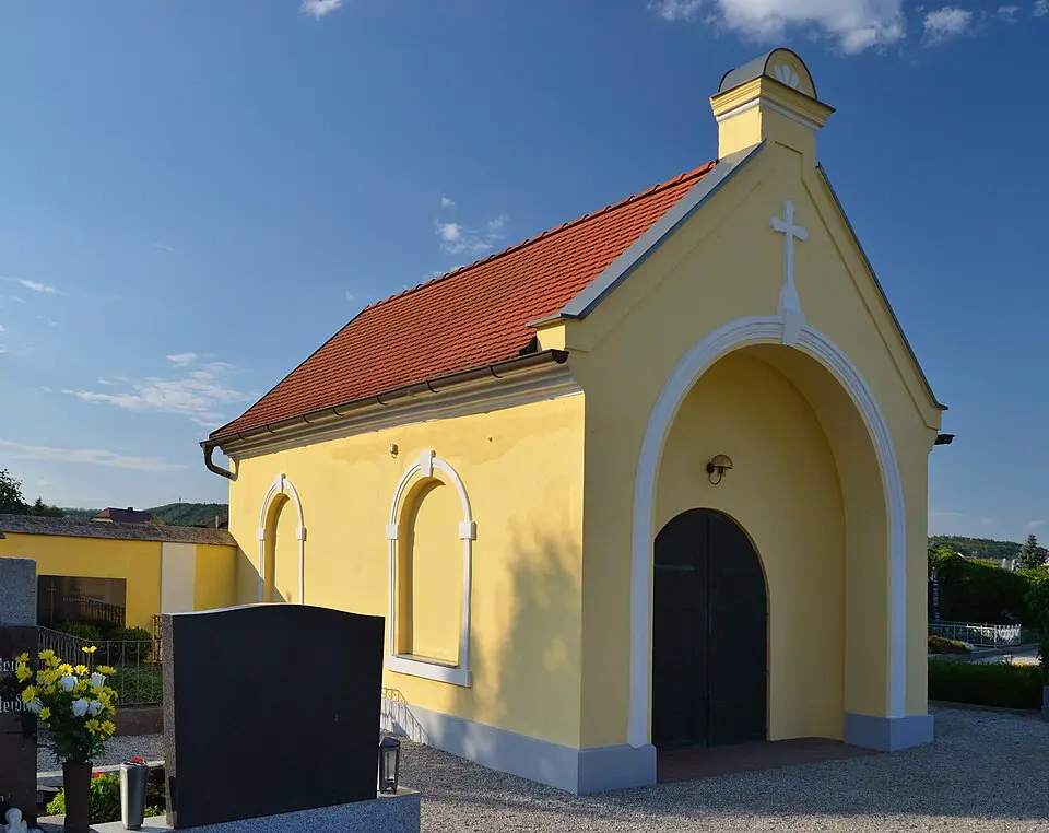 Image: Herzi Pinki · CC BY-SA 3.0 Friedhofskapelle
