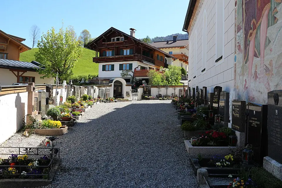 Friedhof mit Ummauerung und Aufbahrungshalle