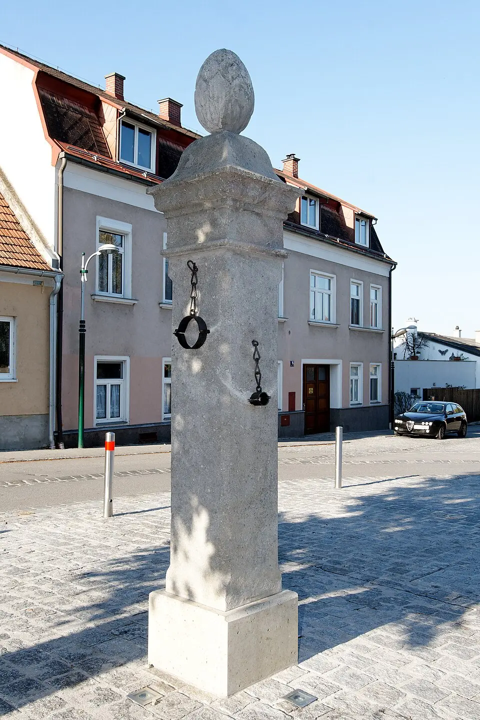 Image: E-W · CC BY-SA 3.0 pillory Hainburg an der Donau
