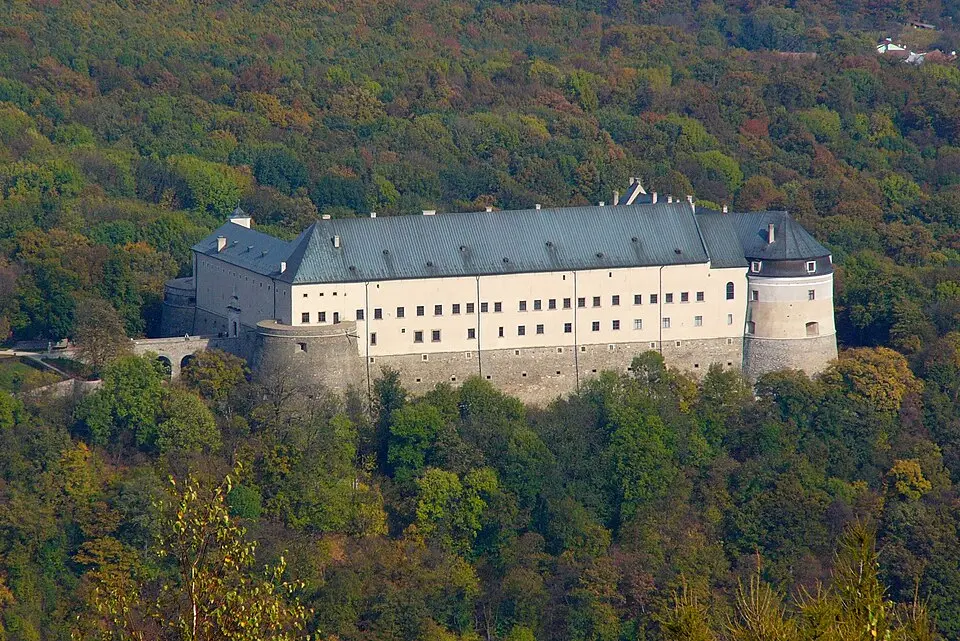 Bild: Teslaton · CC BY 3.0 Hrad Červený Kameň, palác