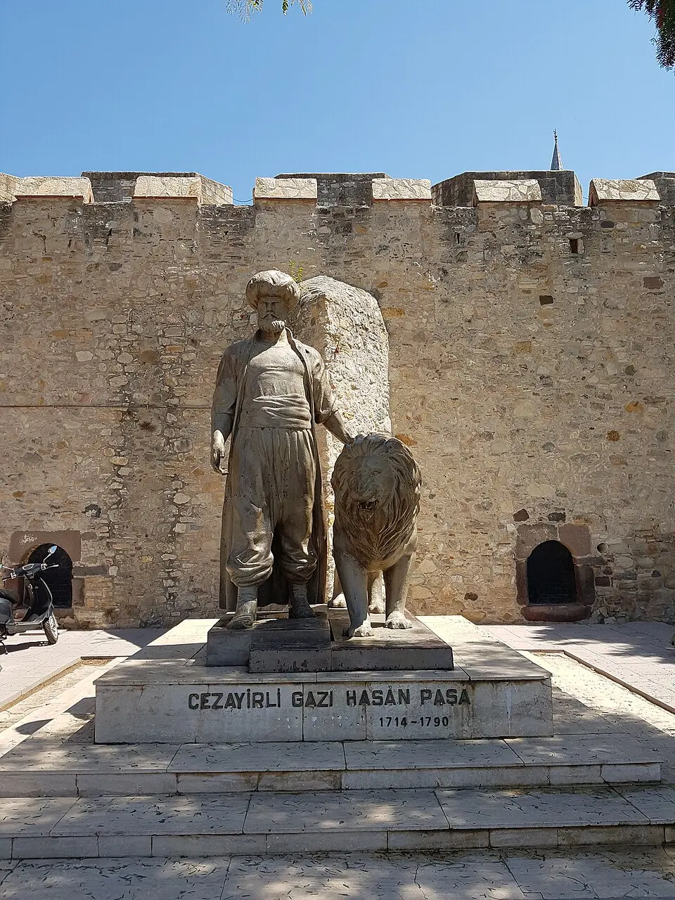Cezayirli Gazi Hasan Paşa Anıtı
