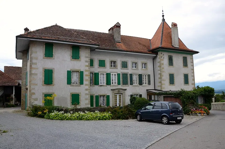 Schloss mit Nebengebäude