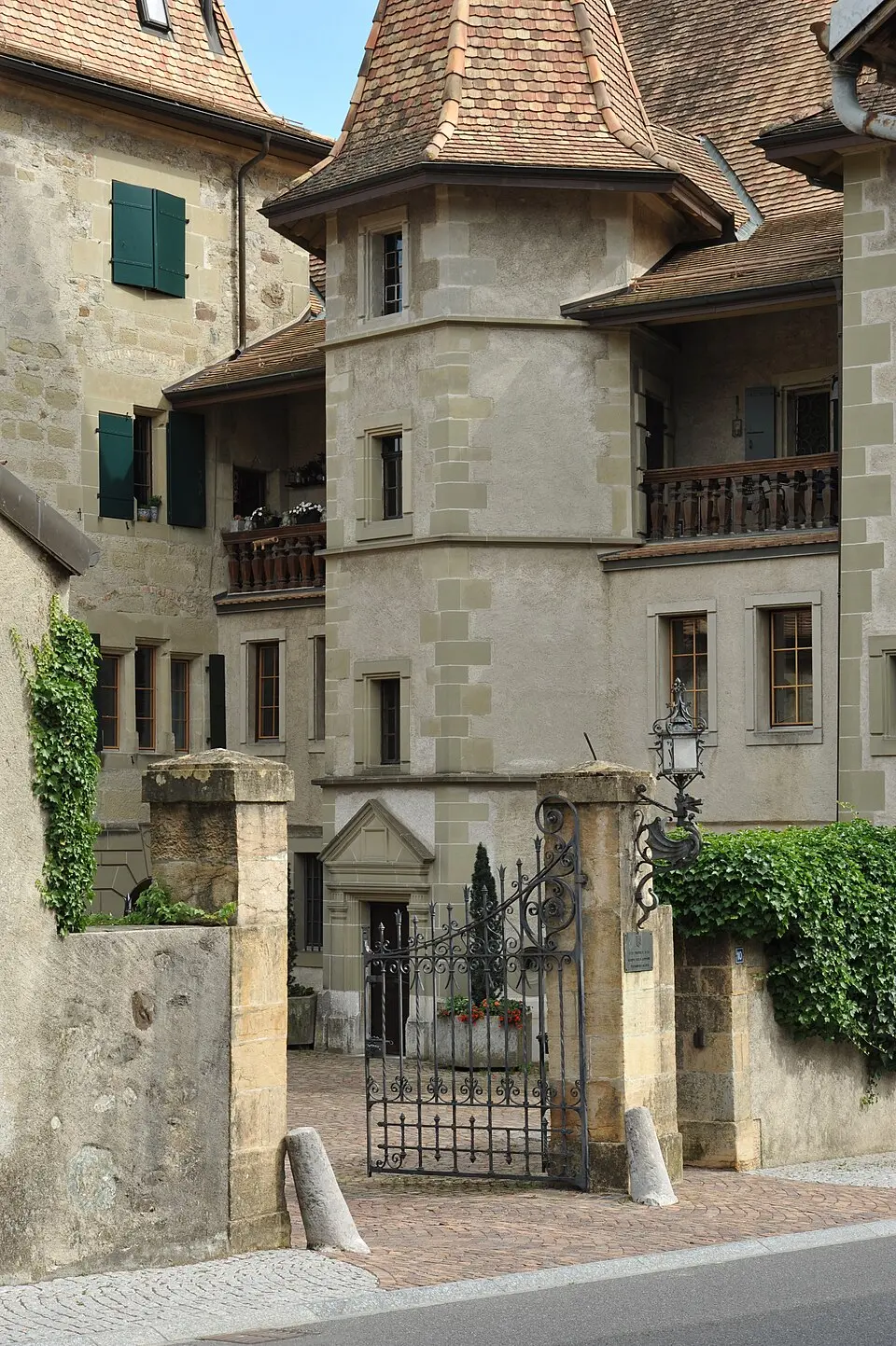 Schloss Echandens mit Orangerie, Bauernhaus, Turm und Wohnhaus