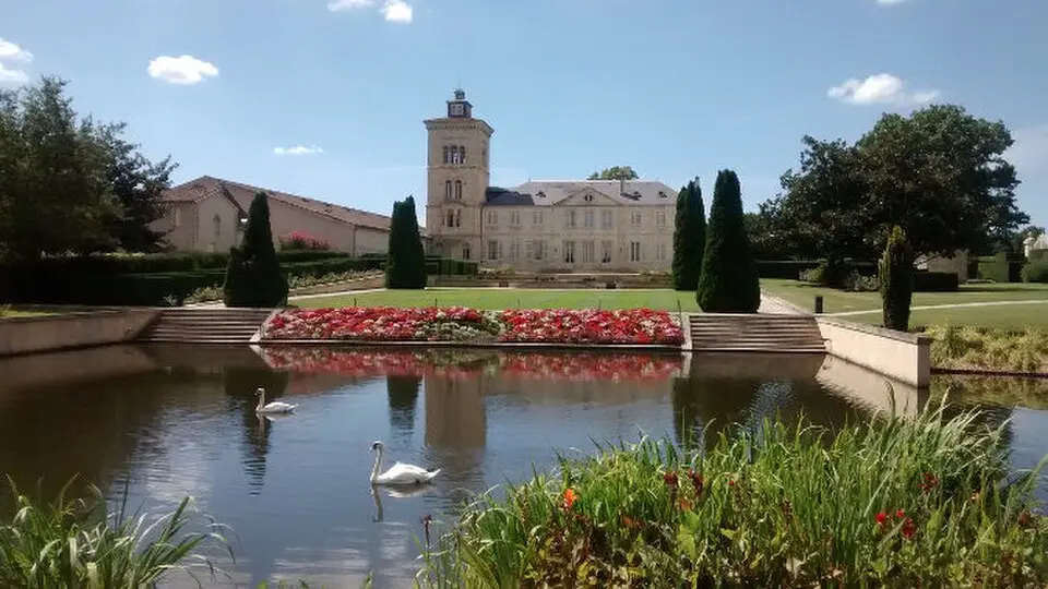 Image: 7694b65bd1b8a60d345f416af601b555 · CC BY-SA 4.0 Château Lagrange