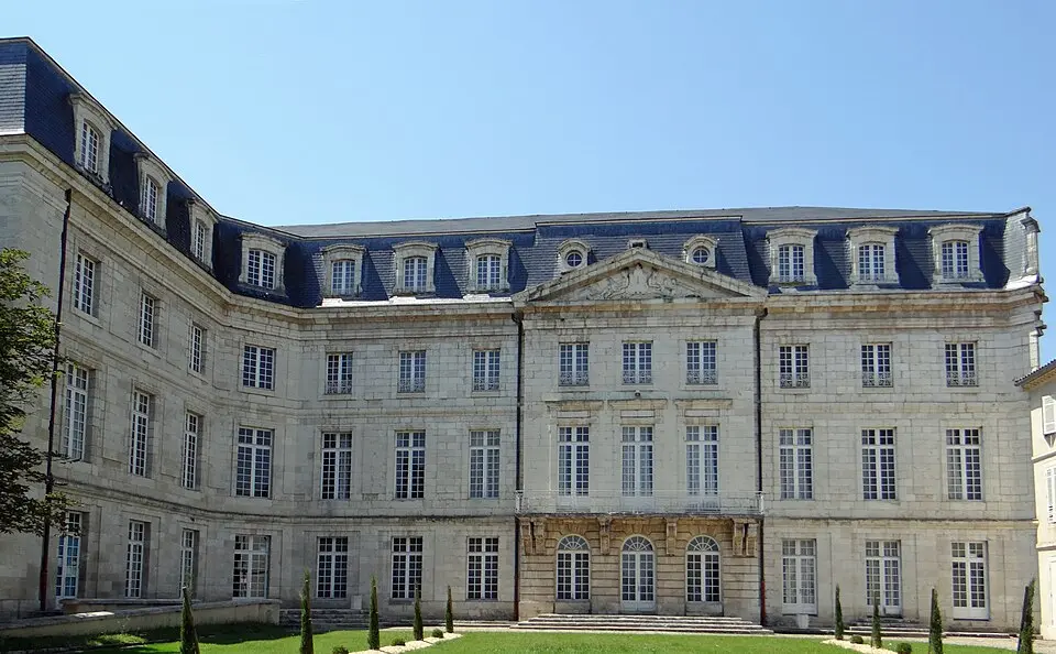 Image: Jacques MOSSOT · CC BY-SA 4.0 Castle of Aiguillon
