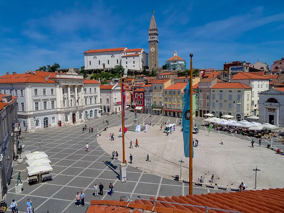 Bild: Grega Pirc · CC BY 3.0 Piran: Das Hafenbecken, das 1894 zum Platz wurde
