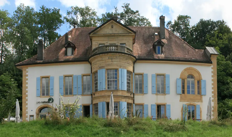 Landsitz Champ-Pittet, Schloss von Champ-Pittet mit Springbrunnen und zwei Scheiterhaufen