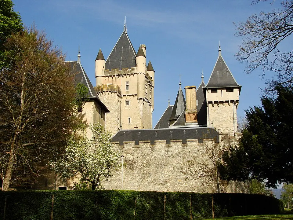 Image: Classiccardinal · CC BY-SA 3.0 Chazey-sur-Ain