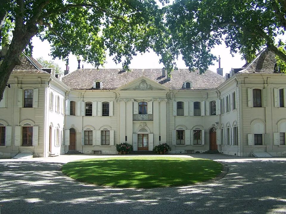 Kép: Florian Pépellin (Floflo) · CC BY-SA 4.0 Schloss mit zwei Nebengebäuden, Bauernhaus, Gartenhaus, ländlich, zwei Pavillons, Teich und zwei Brunnen