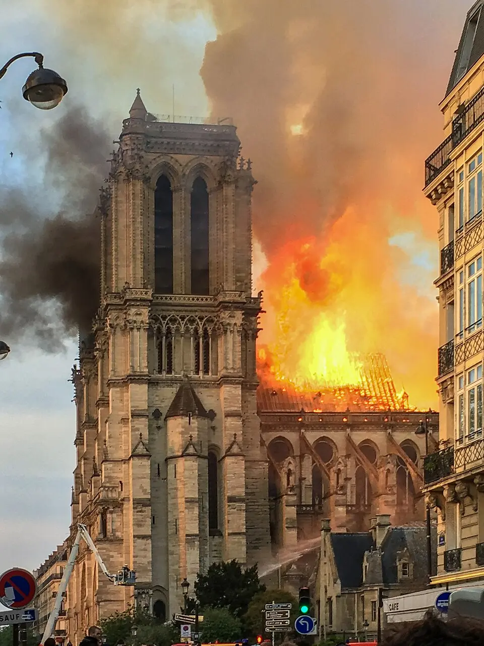požar v stolnici Notre-Dame v Parizu leta 2019
