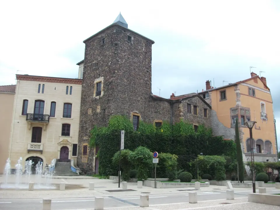 Image: Pierre de Montfalcon · CC BY-SA 3.0 château de Roanne