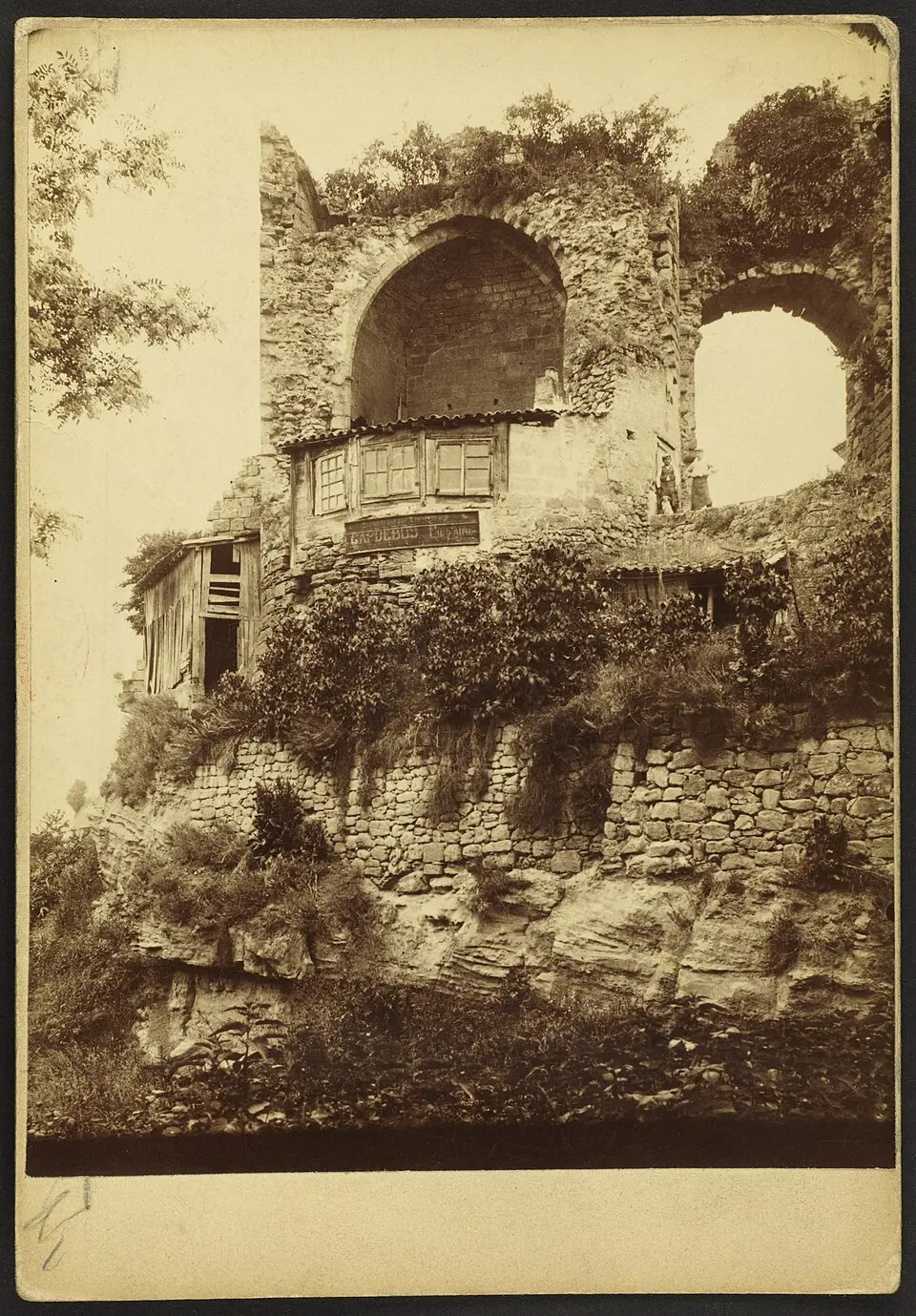 Kép: Jean-Auguste Brutails · Public domain château des Quatre-Fils-Aymon