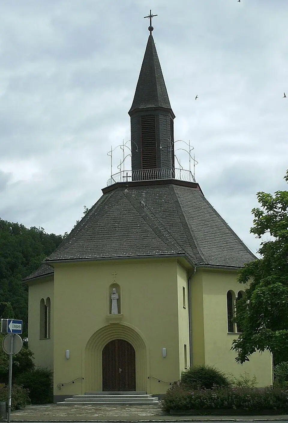 Bild: Veleius (talk) · CC BY-SA 3.0 AT Bruck an der Mur: Die dreieckige Kirche, die zum Pferdestall wurde