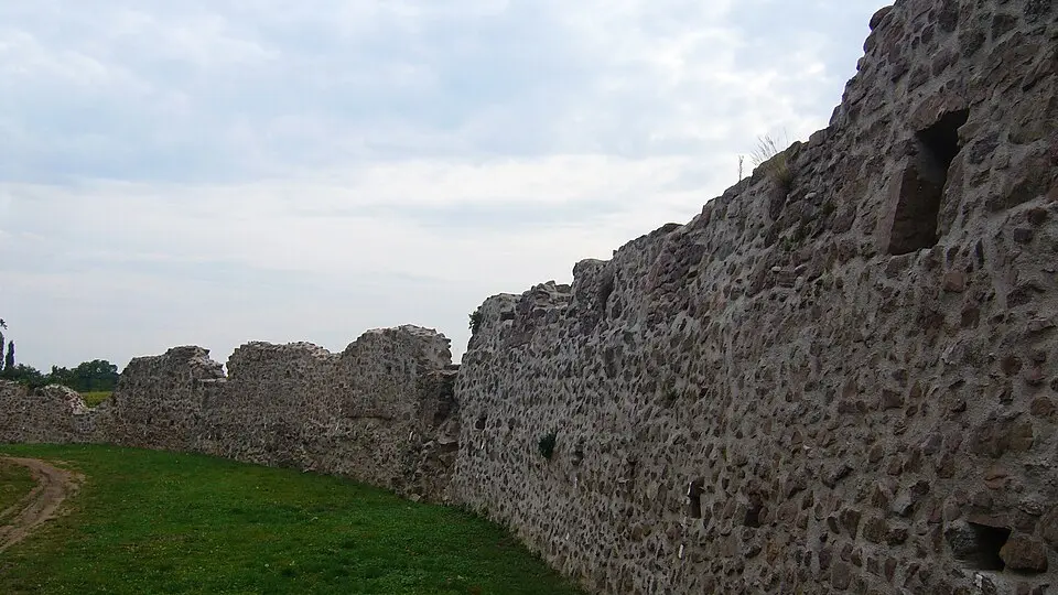 Image: Bernard Chenal · CC BY-SA 3.0 château et cimetière de Châtenois