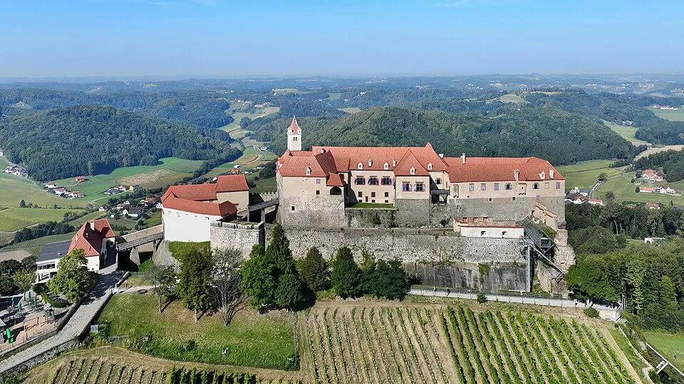 Image: C.Stadler/Bwag · CC BY-SA 4.0 Hochschloss Kronegg
