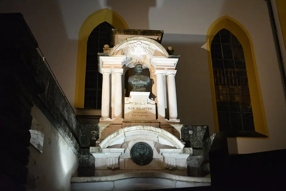 Hörfarter-Denkmal mit Treppenanlage