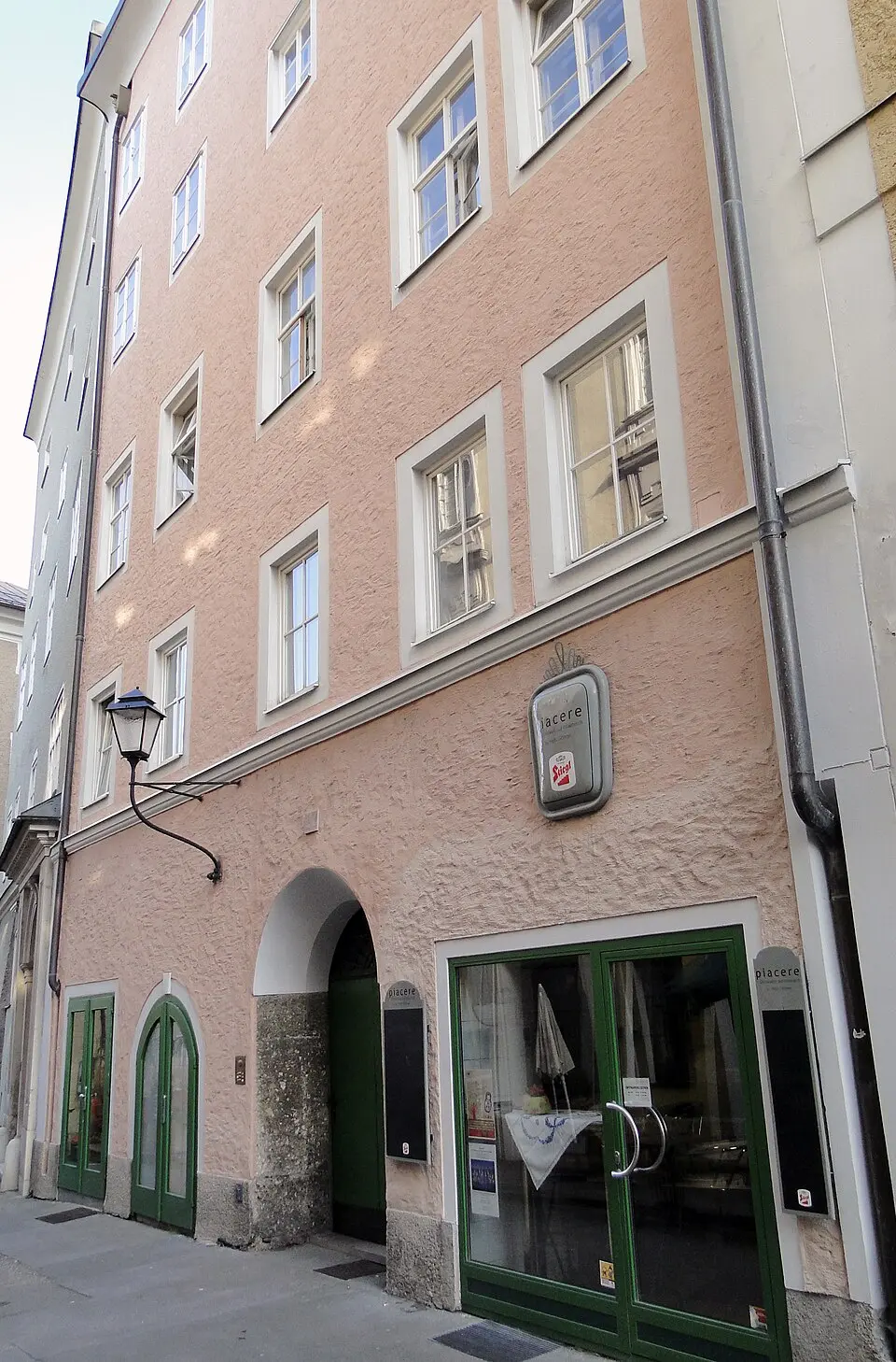 Wohn- und Geschäftshaus