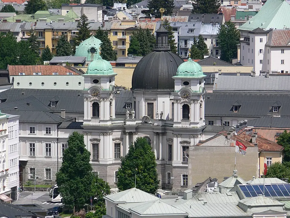 Slika: Photo: Andreas Praefcke · CC BY 3.0 Dreifaltigkeitskirche und Priesterhaus Salzburg