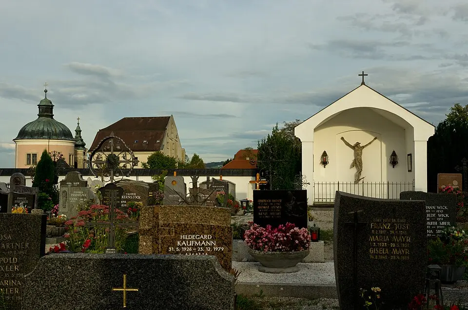 Friedhof mit Mauer und Friedhofskapelle