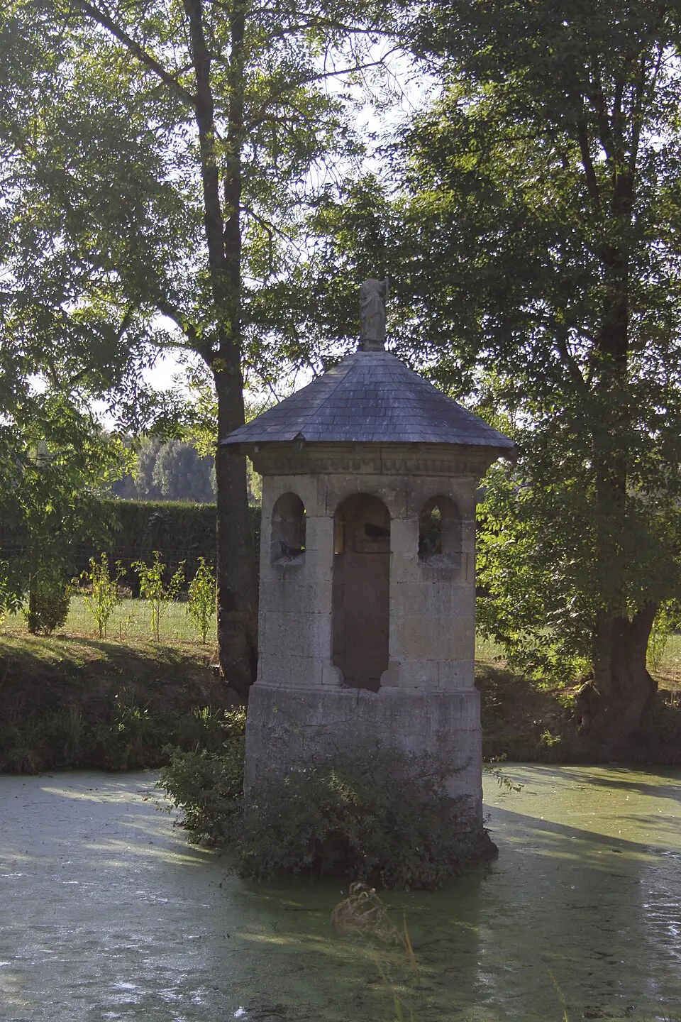 Slika: NEUVENS Francis · CC BY-SA 3.0 fontaine Saint-Pierre de Chuffilly-Roche