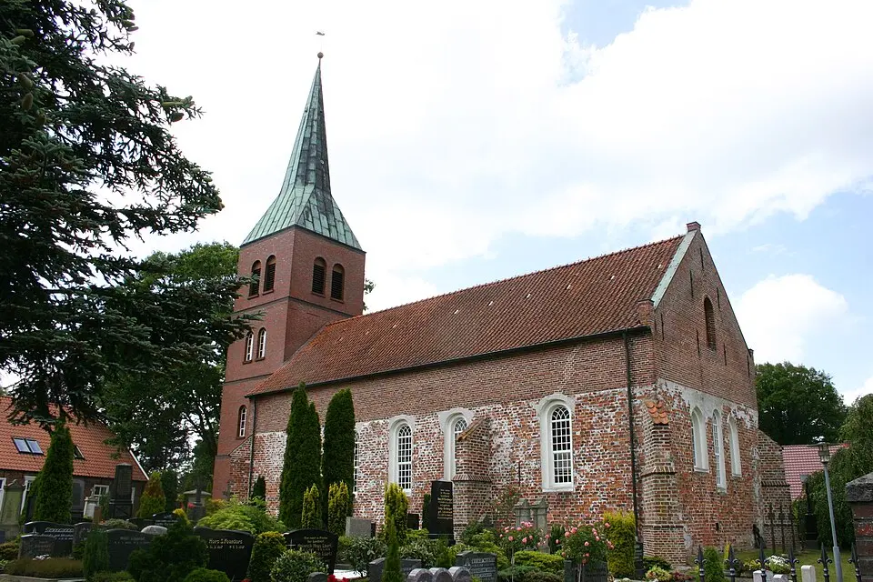 Obrázek: Frisia Orientalis · CC BY-SA 3.0 Logabirumer Kirche