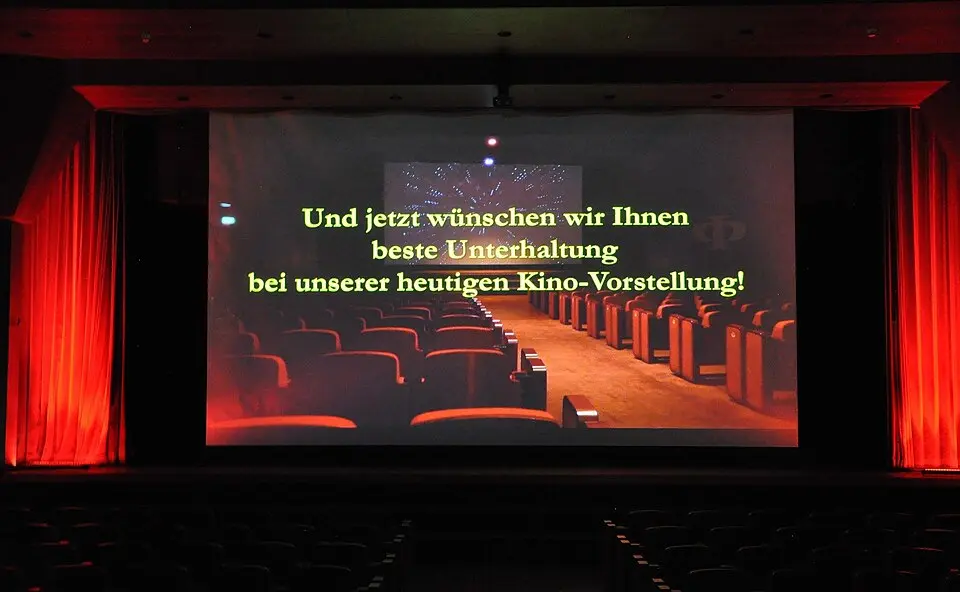 Image: Maexico · CC BY-SA 4.0 Theater-, Kino- und Konzertsaal im Augustinum