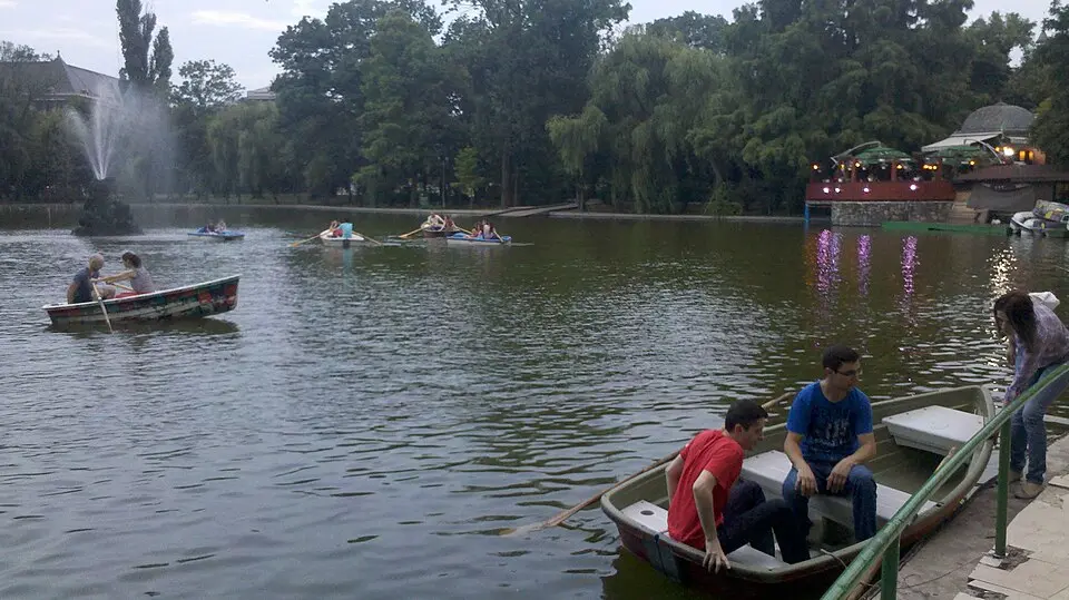 Image: Wasquewhat · CC BY-SA 3.0 Lake Cișmigiu