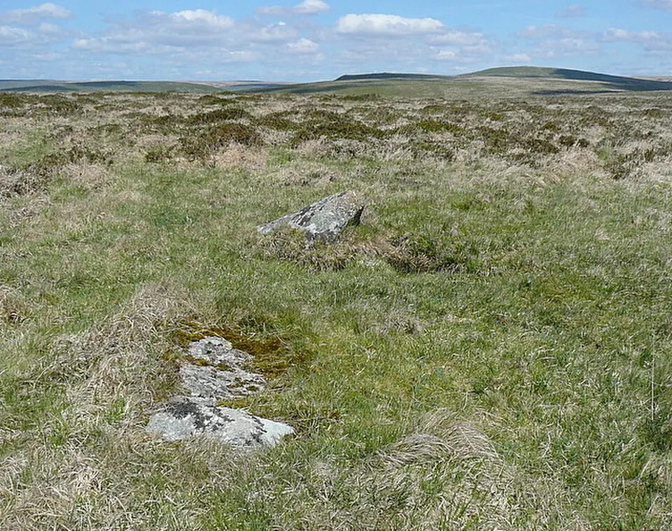 Obrázok: Graham Horn · CC BY-SA 2.0 Cist east of Hangershell Rock