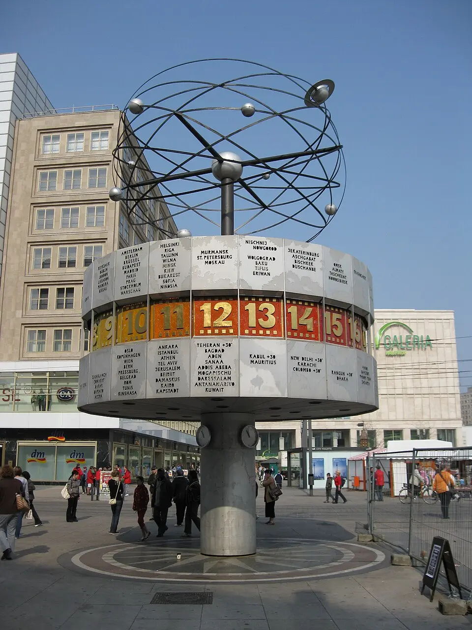 Image: Norbert Aepli, Switzerland (User:Noebu) · Public domain horloge universelle Urania