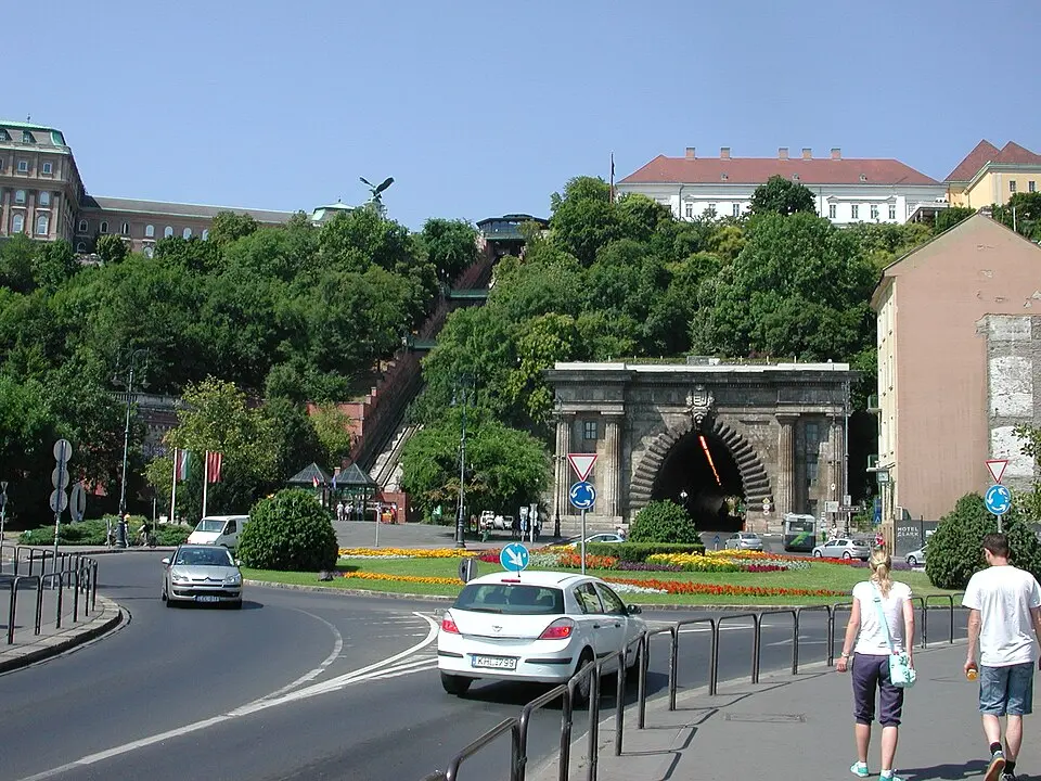 Clark Ádám tér