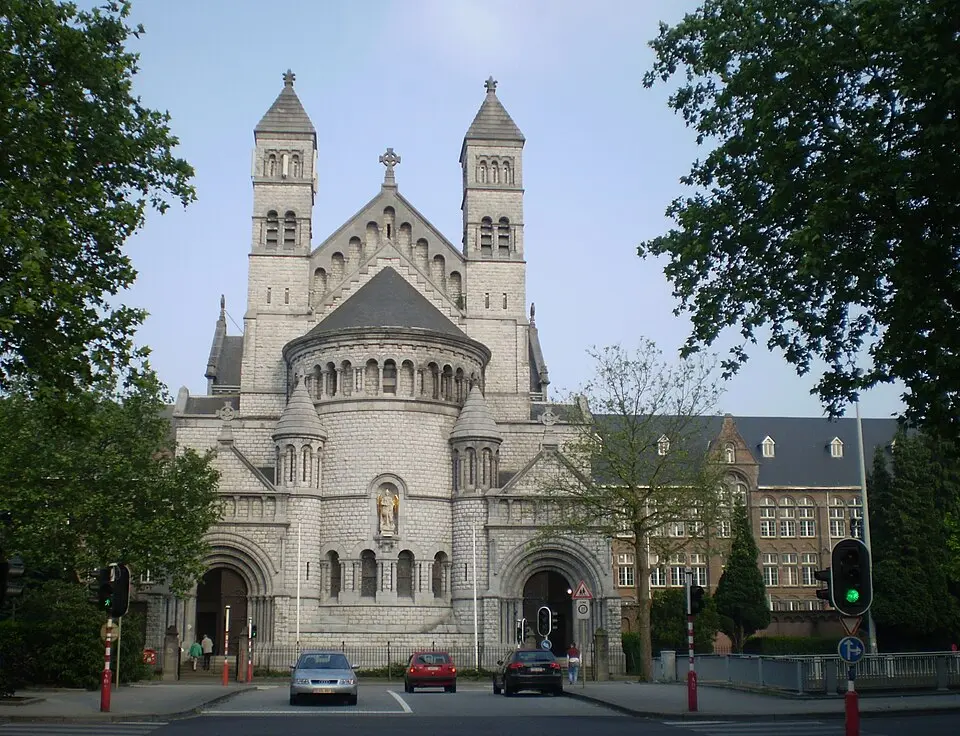 Image: Ben2 · CC BY-SA 3.0 Collège Saint-Michel